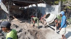 Wujud Kepedulian terhadap Tempat Ibadah, Babinsa Koramil 0810/15 Rejoso Bersama Warga Gotong Royong Pengecoran Pondasi Mushola Arrohman di Desa Mlorah