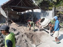 Wujud Kepedulian terhadap Tempat Ibadah, Babinsa Koramil 0810/15 Rejoso Bersama Warga Gotong Royong Pengecoran Pondasi Mushola Arrohman di Desa Mlorah