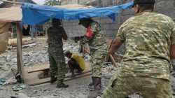 Peduli Kesulitan Air Bersih, Babinsa Koramil 0810/20 Ngluyu Bersama Warga Gotong Royong Gali Sumur di Desa Tempuran