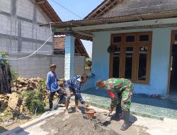 Babinsa Ngluyu Bersama Warga Gotong Royong Bangun Pagar, Wujud Nyata Kemanunggalan TNI dengan Rakyat