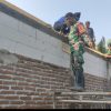 Babinsa Ngadirejo Turun Langsung Bantu Warga, Gotong Royong Bangun Rumah Jadi Wujud Nyata Kemanunggalan TNI