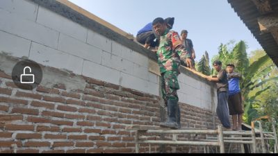Babinsa Ngadirejo Turun Langsung Bantu Warga, Gotong Royong Bangun Rumah Jadi Wujud Nyata Kemanunggalan TNI