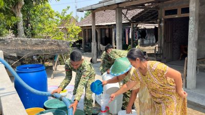 YONIF TP 933/MACAN WILIS LAKSANAKAN BAKTI SOSIAL PENYALURAN AIR BERSIH