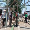 Babinsa Bersama Warga Gotong Royong Bangun Rumah, Wujud Kepedulian TNI kepada Masyarakat