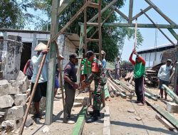 Babinsa Bersama Warga Gotong Royong Bangun Rumah, Wujud Kepedulian TNI kepada Masyarakat