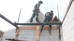 Semangat Anggota Satgas TMMD Ke 130, Pasang Rangka Atap RTLH Milik Bu Kasiyem
