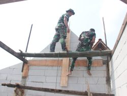 Semangat Anggota Satgas TMMD Ke 130, Pasang Rangka Atap RTLH Milik Bu Kasiyem